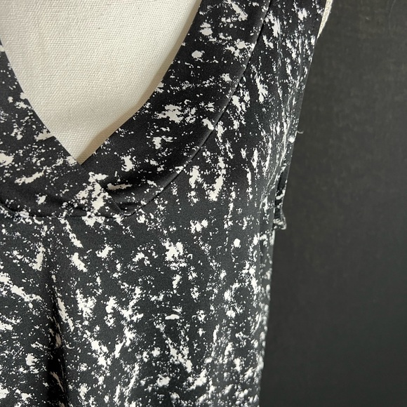 89th & Madison black and white top. Size large. Good condition. - Picture 3 of 4